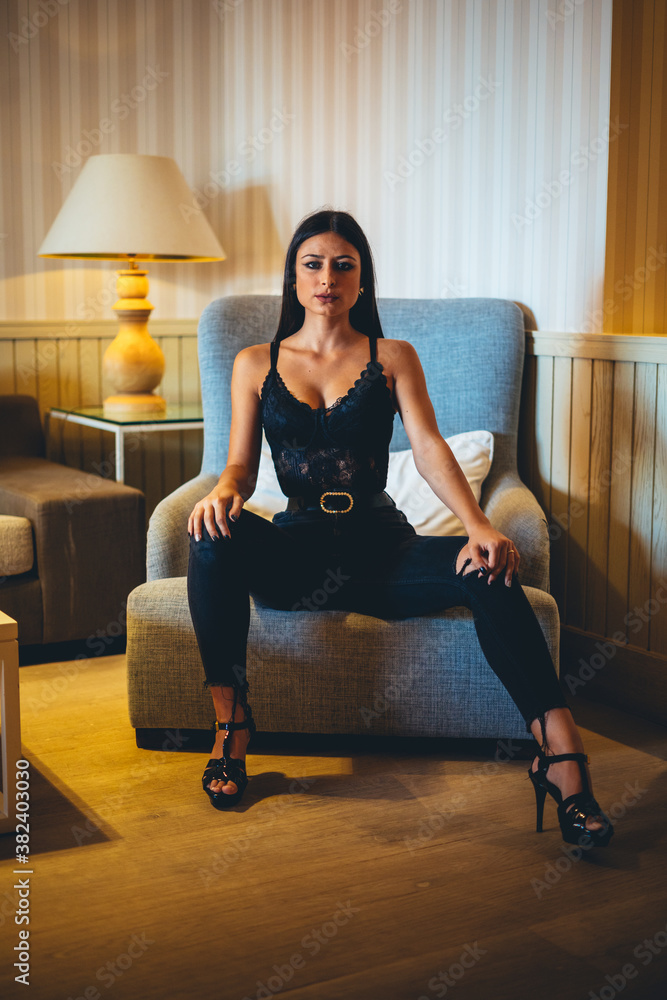 Chica joven vestida elegante de negro en habitacion suite de hotel lujosa comportandose de manera elegante en cadiz el sur de españa Chica joven vestida elegante de negro en habitacion suite de hotel lujosa comportandose de manera elegante en cadiz el sur de españa