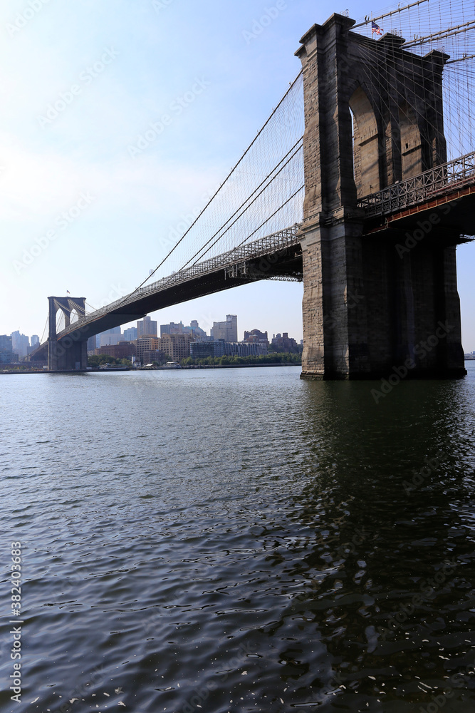 Die Brooklyn Bridge in New York City ist eine kombinierte Hänge- und Schrägseilbrücke und verbindet Manhattan mit Brooklyn. Manhattan, New York City, New York, USA