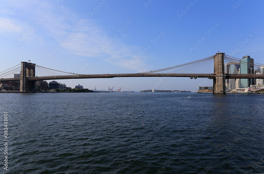 Fototapeta premium Die Brooklyn Bridge in New York City ist eine kombinierte Hänge- und Schrägseilbrücke und verbindet Manhattan mit Brooklyn. Manhattan, New York City, New York, USA