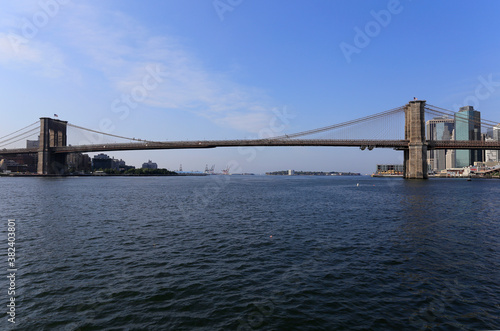 Die Brooklyn Bridge in New York City ist eine kombinierte Hänge- und Schrägseilbrücke und verbindet Manhattan mit Brooklyn. Manhattan, New York City, New York, USA photo