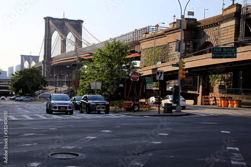 Die Brooklyn Bridge in New York City ist eine kombinierte Hänge- und Schrägseilbrücke und verbindet Manhattan mit Brooklyn. Manhattan, New York City, New York, USA photo