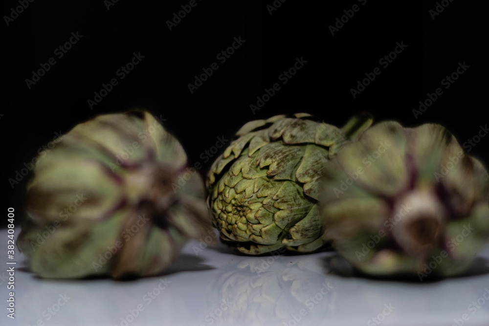 Fototapeta premium primer plano de alcaucil sobre base blanca