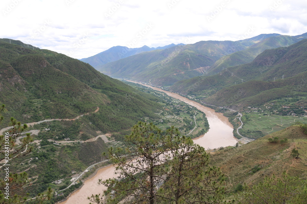 Fototapeta premium HUTAOXIA, YUNNAN, CHINA