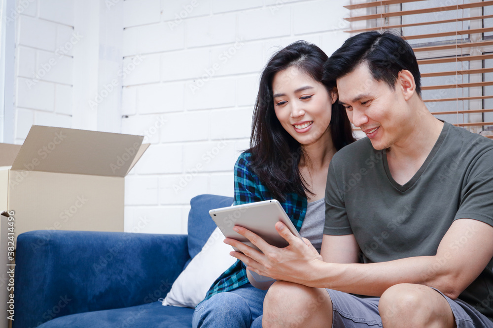 Asian male and female couples are looking for information on buying houses online on the website. Concept of starting a new life Family building Asian male and female couples are looking for information on buying houses online on the website. Concept of starting a new life Family building