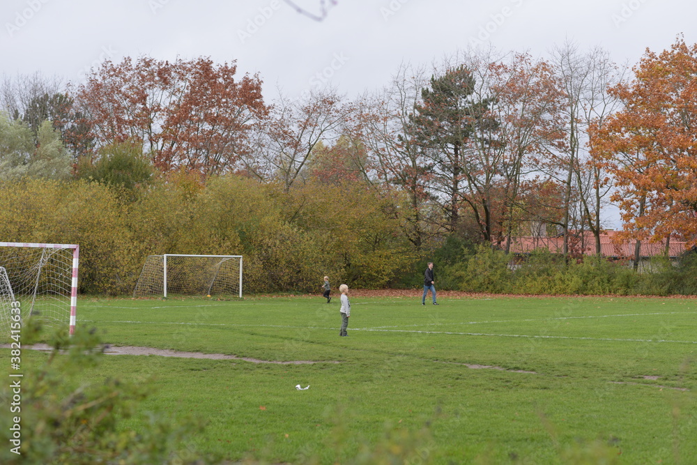 Obraz premium Children playing in a park with their father