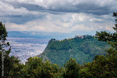 Cerro de Monserrate en la ciudad capital de Colombia Bogotá DC, en los cerros orientales de Bogotá © Wil.Amaya