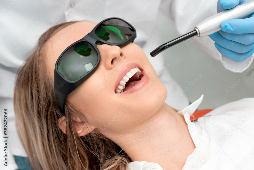Naklejka premium Using a modern method of laser teeth treatment
