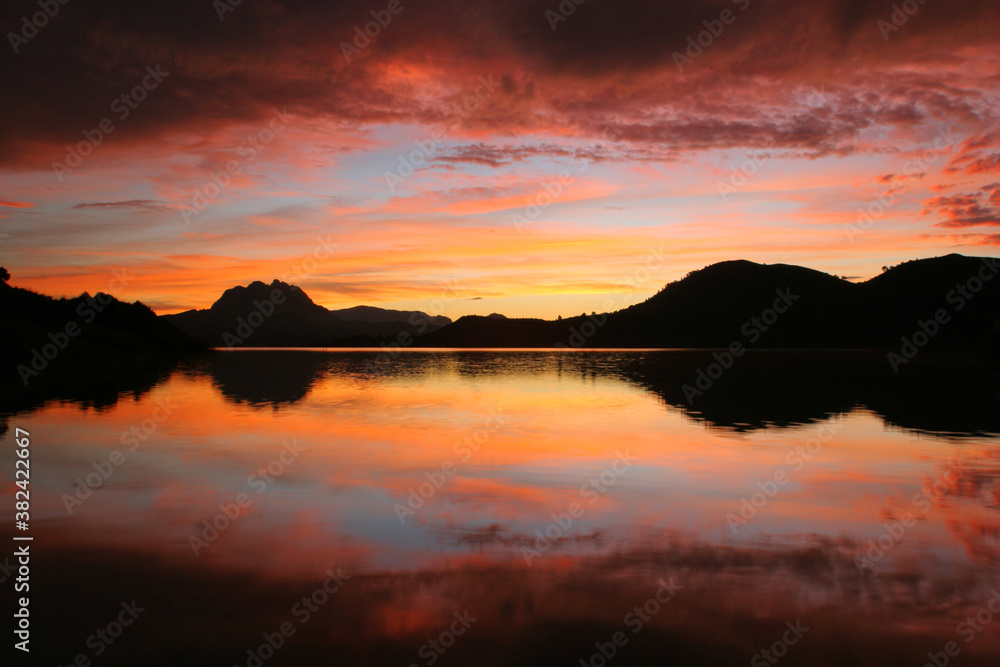 
Amanecer con cielo y montaña reflejados en el agua. Pantano del Quípar, Calasparra (Murcia).