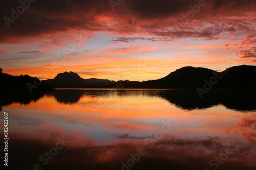 Amanecer con cielo y montaña reflejados en el agua. Pantano del Quípar, Calasparra (Murcia).