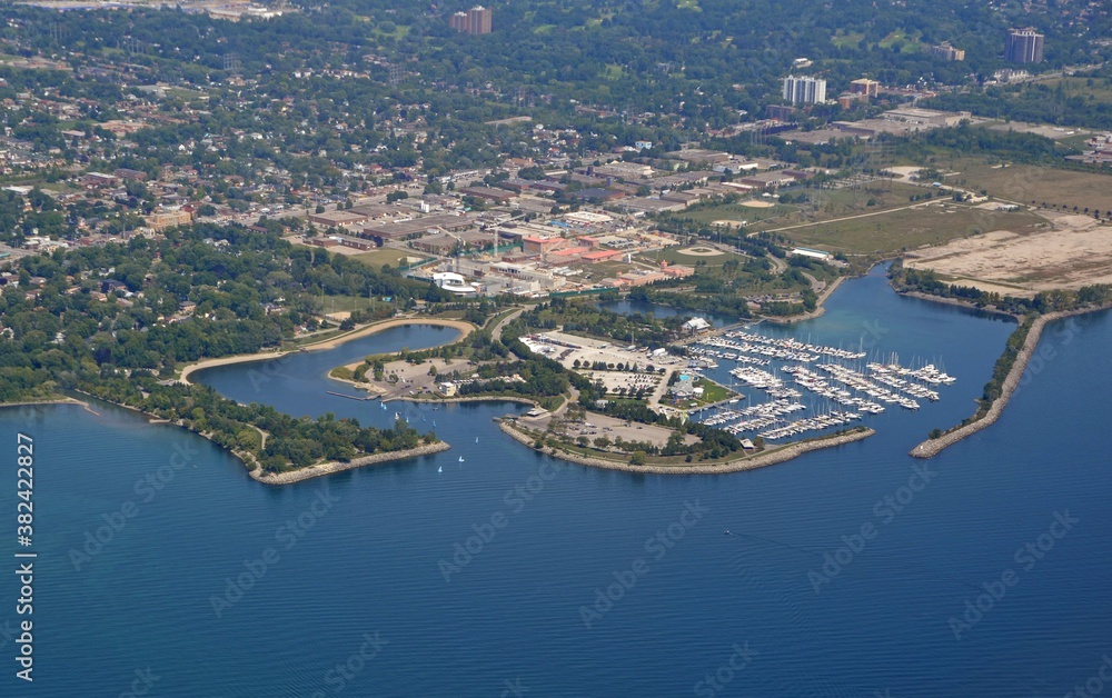 Fototapeta premium 3rd Beach Colonel Samuel Smith Park New Toronto , aerial view of the urban landscape above Lake Ontario