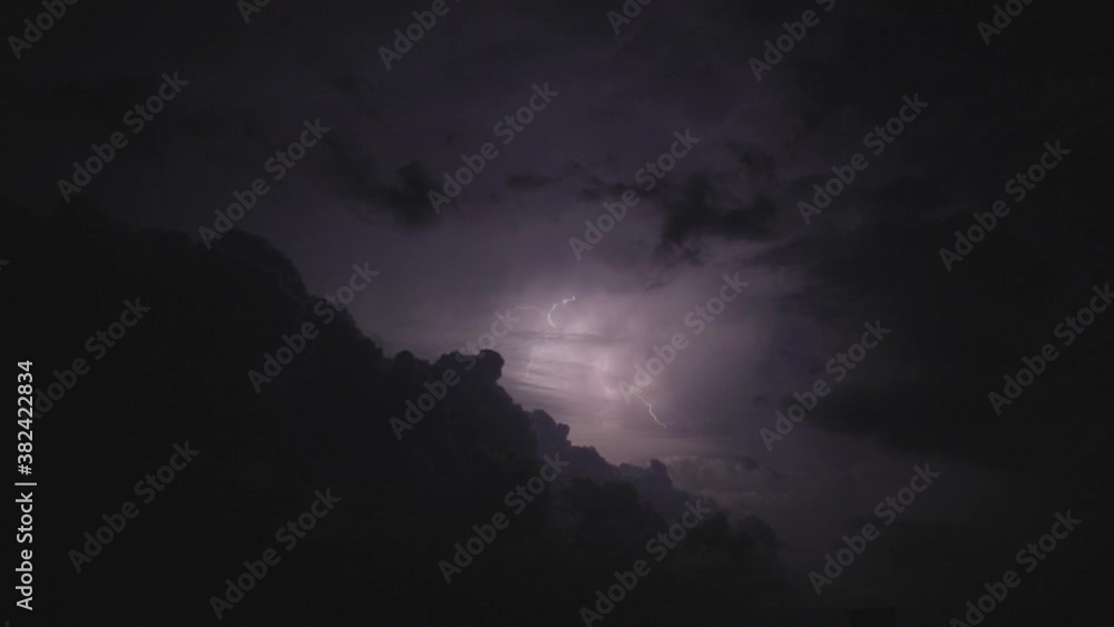 Cielo di notte con fulmini e lampi Cielo di notte con fulmini e lampi