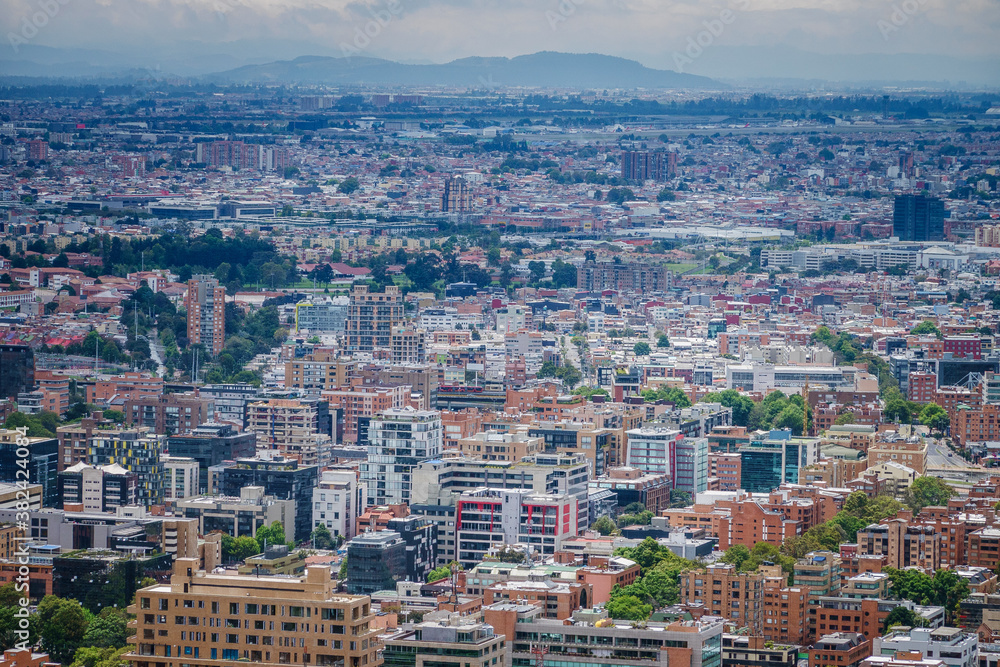 Panorámica desde los cerros orientales de Bogotá DC, ciudad capital de Colombia
Construcciones y edificios de la ciudad capital de Colombia