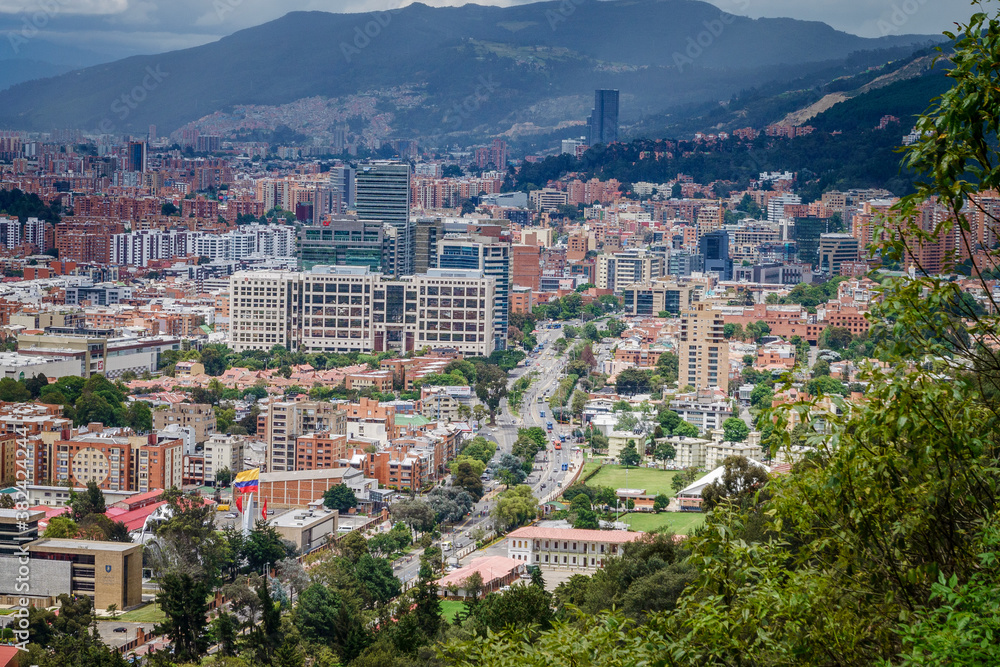 Panorámica desde los cerros orientales de Bogotá DC, ciudad capital de Colombia
Construcciones y edificios de la ciudad capital de Colombia