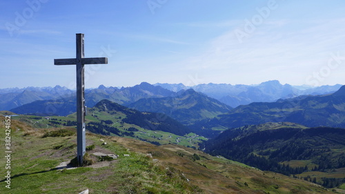 Bergpanorama vom Ragazer Blanken mit Gipfelkreuz, Damüls, Vorarlberg