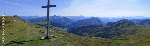 Panoramaaufnahme vom Ragazer Blanken mit Gipfelkreuz