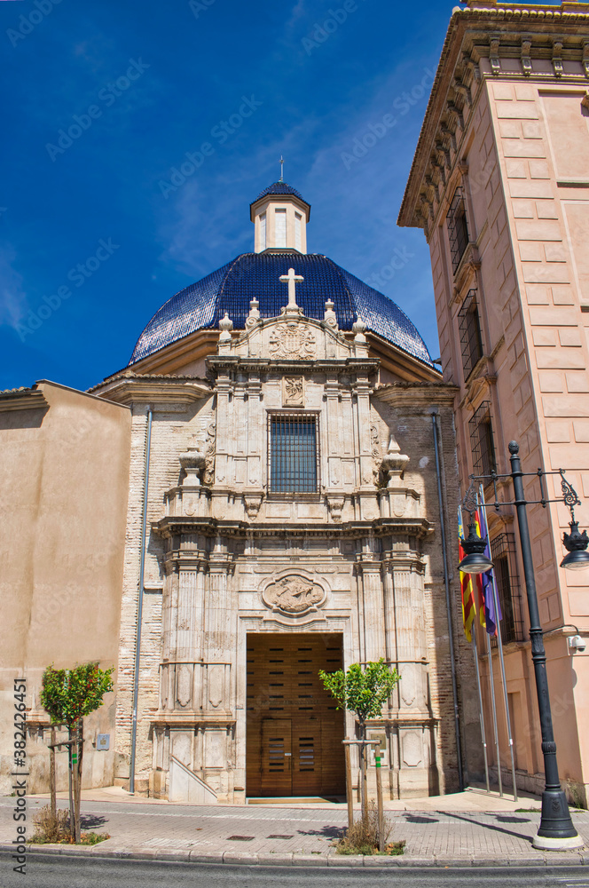 Fototapeta premium Facade and entrance to the fine arts museum of Valencia