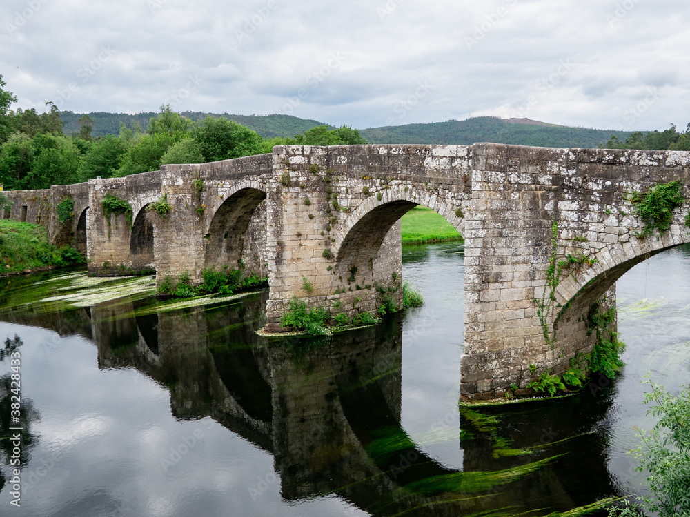 Puente medieval sobre el río Ulla en Pontevea, Teo, A Coruña, Galicia, España