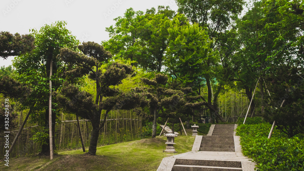 Obraz premium Footpath between trees in Lanting (Orchid Pavilion) scenic area, Shaoxing, China