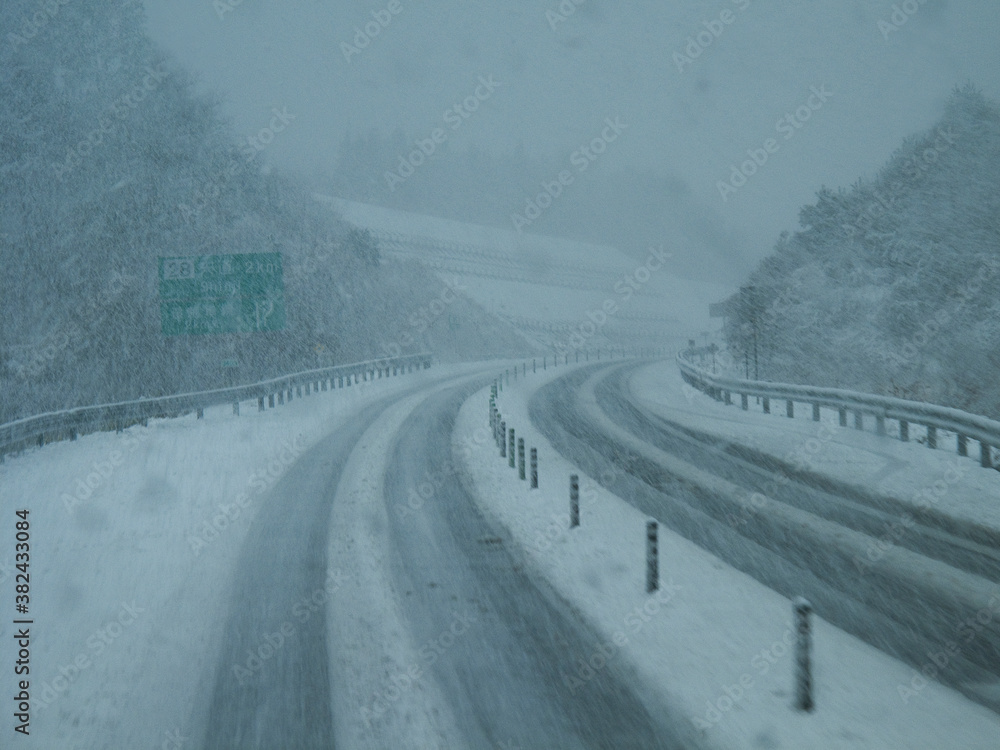 雪の高速道路