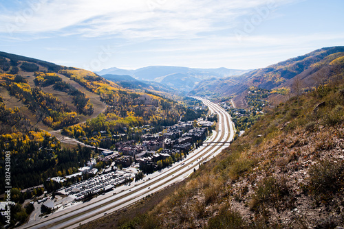 Foto Interstate 70 running through Vail Valley, Colorado.
