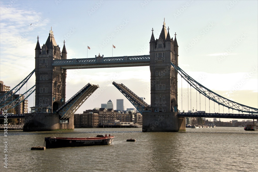 Obraz premium Tower Bridge with the Drawbridge up