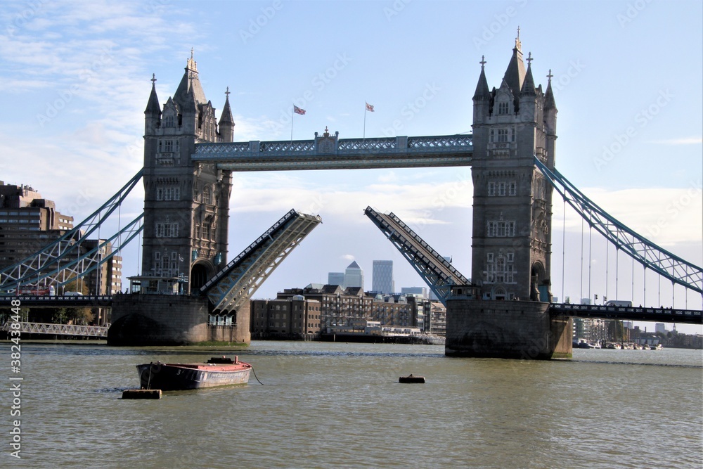 Obraz premium Tower Bridge with the Drawbridge up
