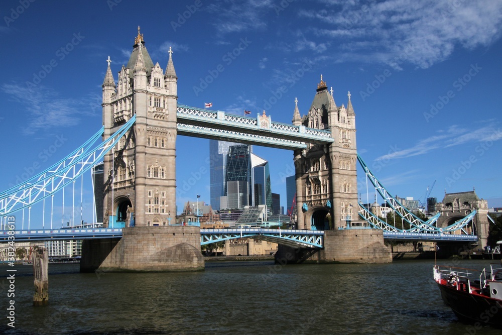 Obraz premium Tower Bridge across the river thames