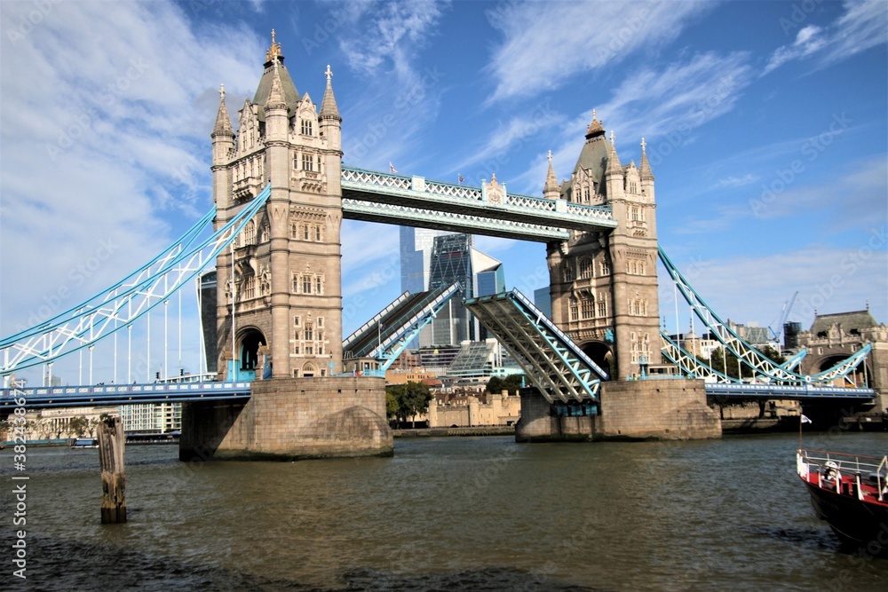 Fototapeta premium Tower Bridge with the Drawbridge up