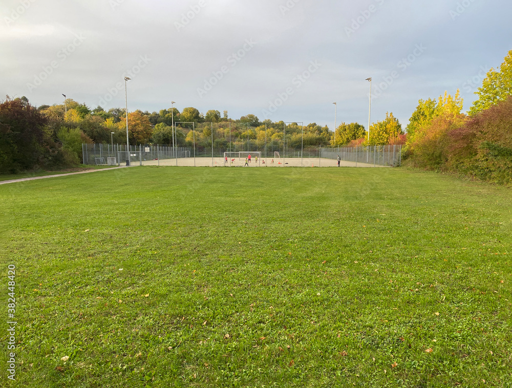 Kinder trainieren auf dem Fußballfeld in der Ferne Kinder trainieren auf dem Fußballfeld in der Ferne