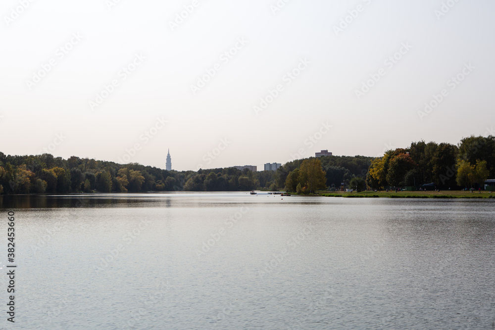 Obraz premium Lake in the city Park