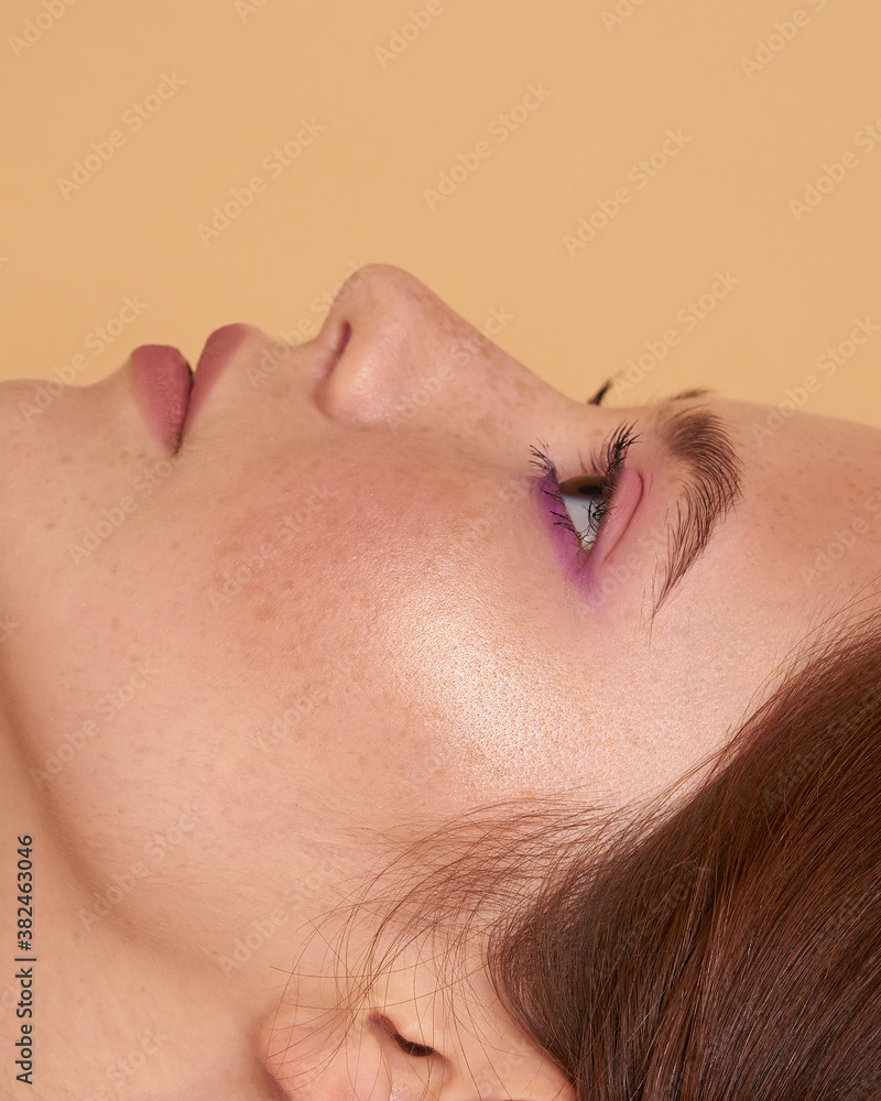 Naklejka premium Close-up macro of a beautiful female eye with a perfect eyebrow shape. Clean skin, trendy natural makeup. Good vision