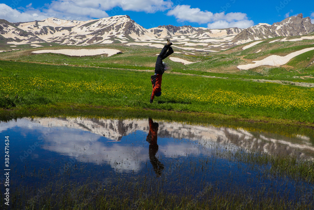 Naklejka premium person on the mountain