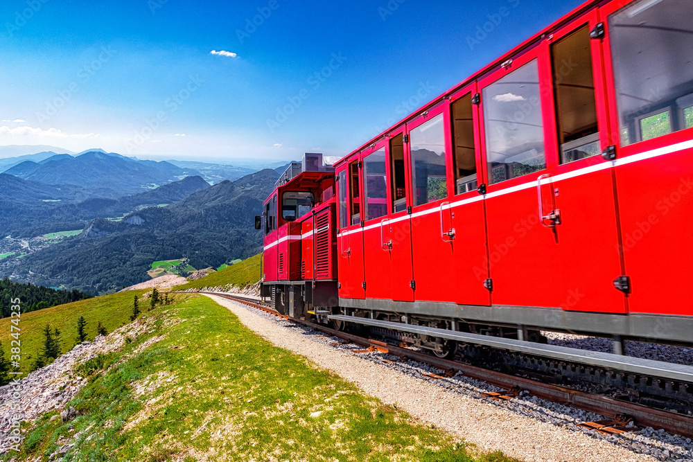 Fototapeta premium Schafbergbahn von Sankt Wolfgang über dem Salzkammergut, Österreich
