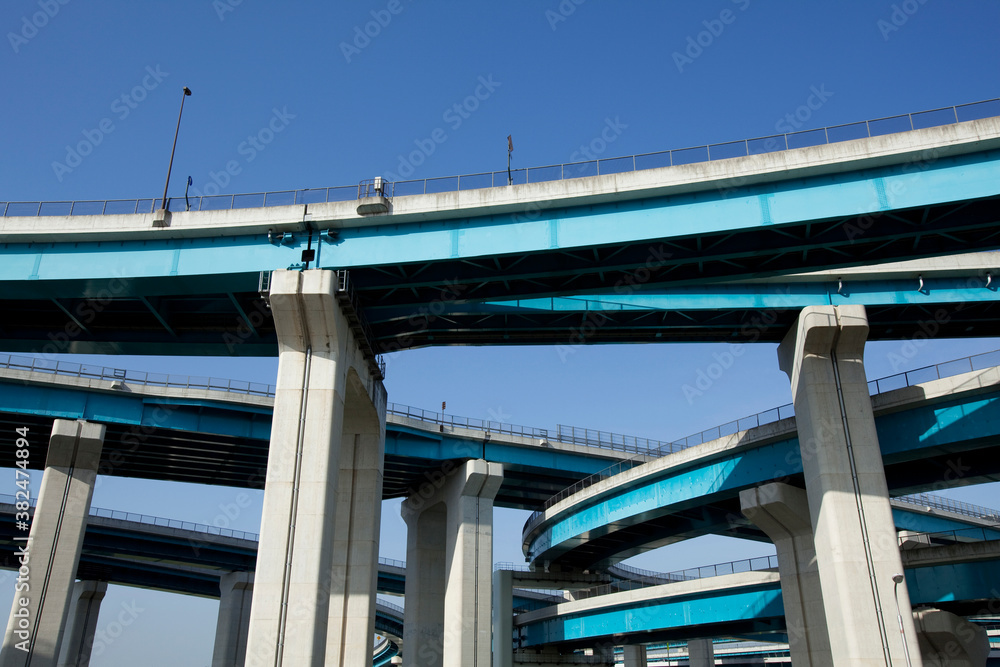 高速道路の支柱