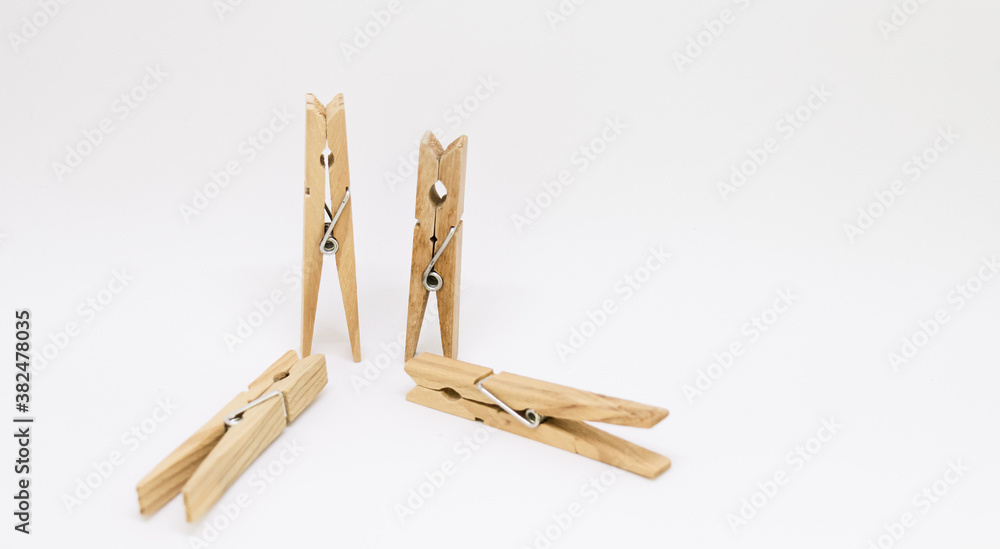 Grupo de broches de madera para colgar la ropa aislados en un fondo brillante y totalmente blanco. Use material reciclable para las tareas domésticas de todos los días. 