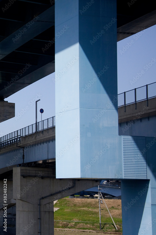高速道路の橋脚