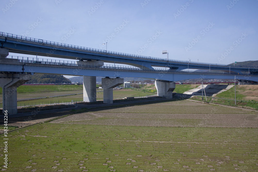 高速道路の橋脚