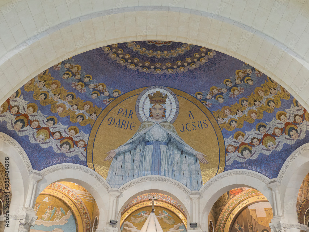 Obraz premium particolare del mosaico nella basilica di Nostra Signora del Rosario, una chiesa del santuario di Lourdes