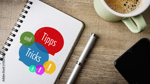 Tableau sur toile Sprechblasen mit Text „Tipps und Tricks“ auf einem Notizblock.