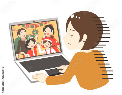 オンラインでクリスマスを見て涙を流す女性　表情アップ(線無し)