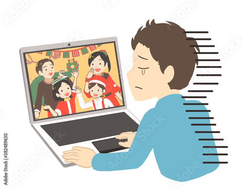 オンラインでクリスマスを見て涙を流す男性　表情アップ(線無し)