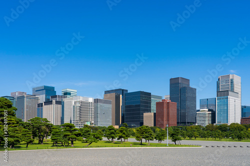 【東京都】都市景観 皇居外苑から望む都心のビル群 © k_river