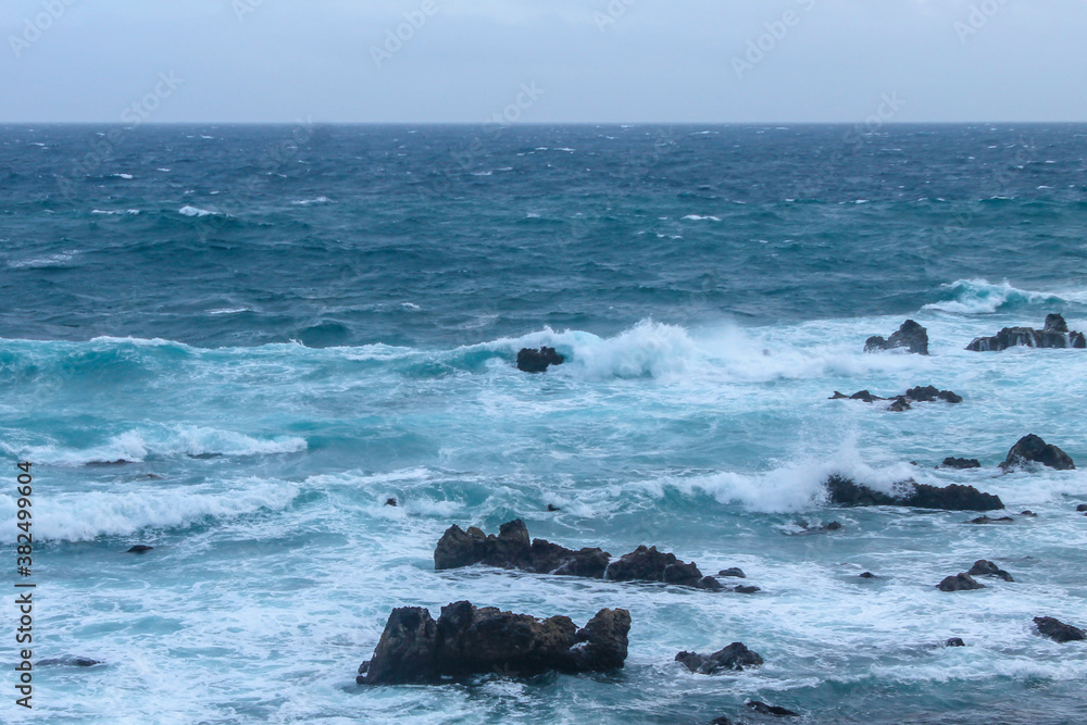 Ondas do mar a bater em rochas Ondas do mar a bater em rochas