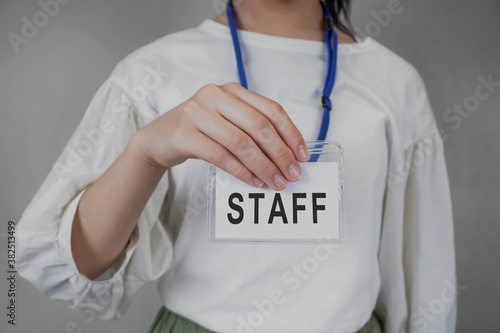 Fotografía The person who shows the staff card