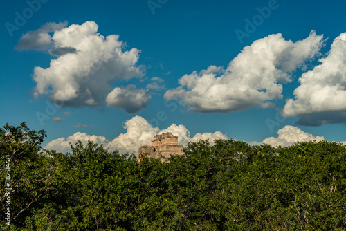 Ciudad Maya de Uxmal, parte superior de Pirámide del Adivino visible entre la selva, yucatán, México