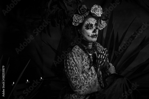 La calavera Catrina, mujer disfrazada por ida de muertos en mexico photo