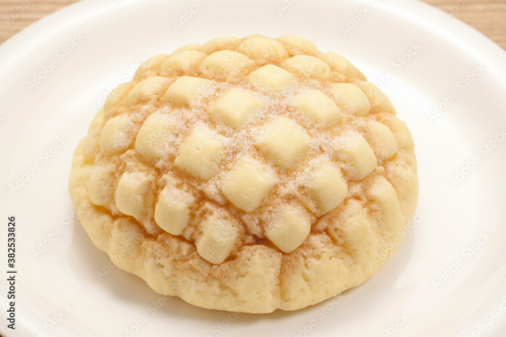 皿にのせたメロンパン 皿にのせたメロンパン