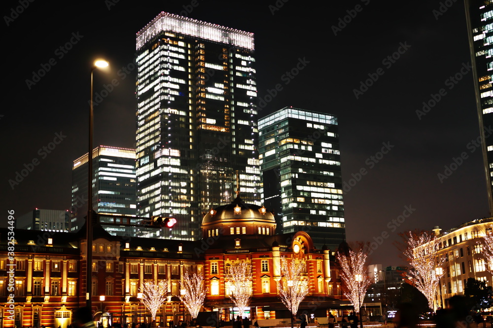 光に包まれる東京駅とビル群