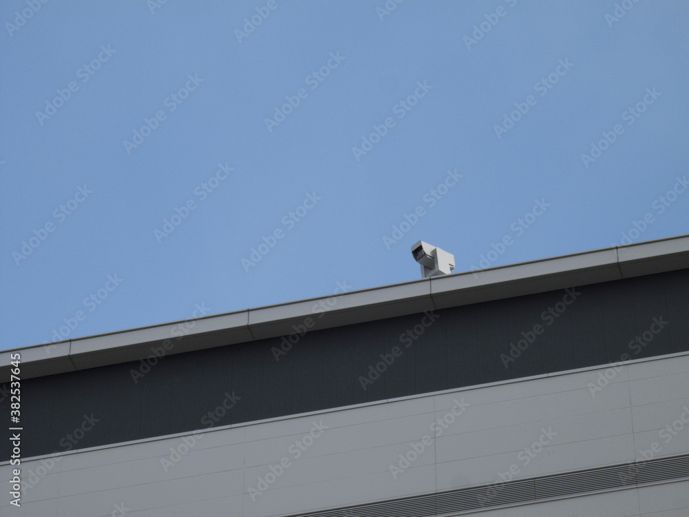 ビル屋上の監視カメラ