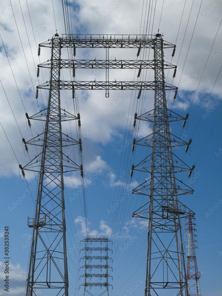 高電圧の電線と鉄塔 高電圧の電線と鉄塔